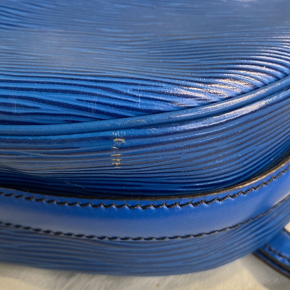 Louis Vuitton Epi Jeune Fille Leather Crossbody Shoulder Bag - Picture 4 of 15